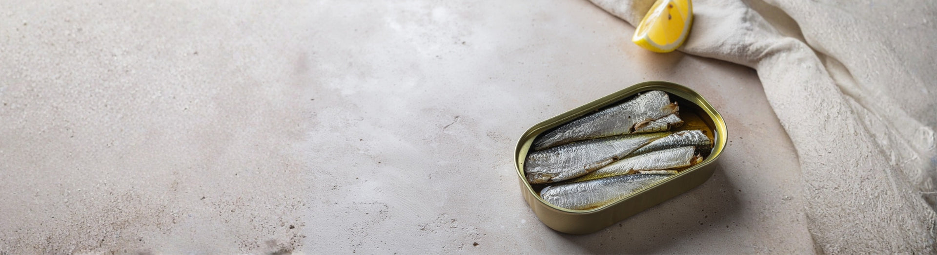 Delikatessen aus dem Meer – hochwertige Feinkost wie Thunfisch, Sardellen und Meeresfrüchte bei Feinkost Koch